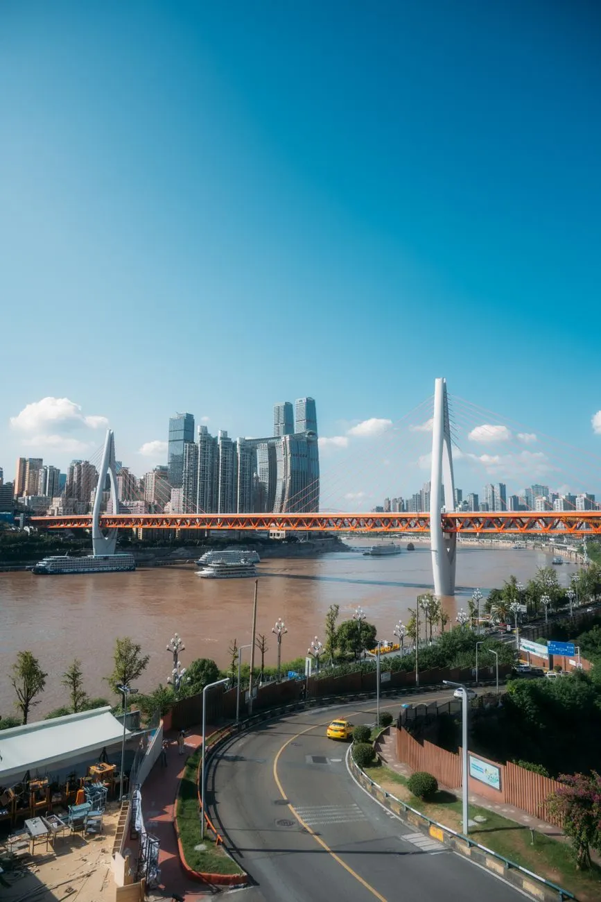 大连港集装箱吞吐量增长动力解析:从腹地经济到航线网络